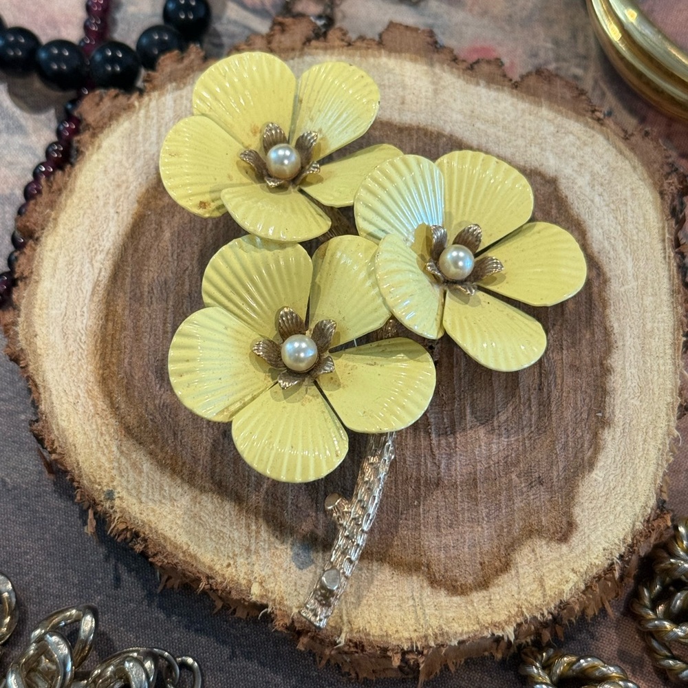 1960's SARAH COVENTRY Goldtone Yellow Enameled‎ PRIMROSE Flower Pin